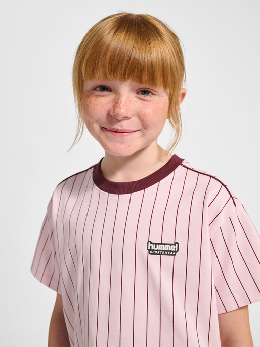 hmlJR BOXY AOP PIN T-SHIRT S/S, PINK-A-BOO, model