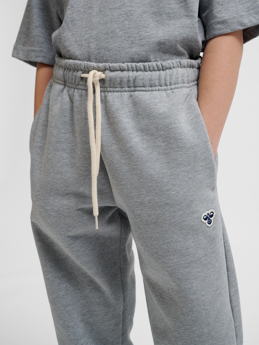hmlJR LOOSE SWEATPANTS BEE, GREY MELANGE, model
