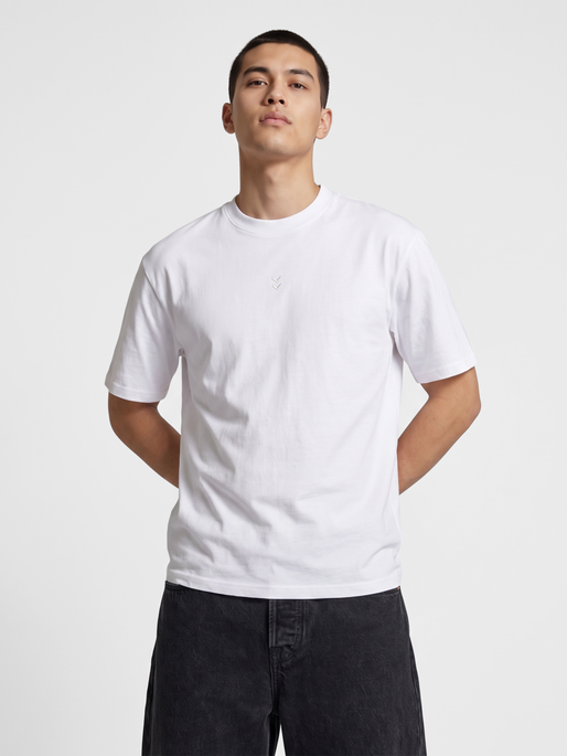 hmlPULSE PREMIUM T-SHIRT S/S, WHITE, model