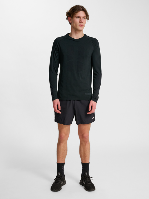 hmlHIIT SEAMLESS T-SHIRT L/S, BLACK, model
