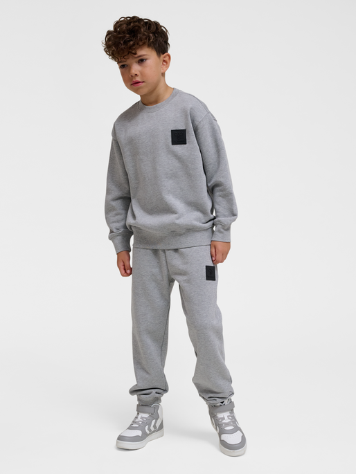 hmlCLEAN SWEATSHIRT, GREY MELANGE, model