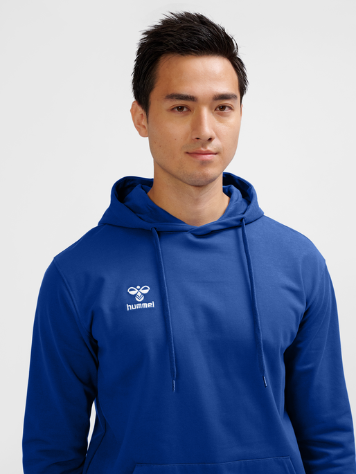 hmlGO 2.0 HOODIE, TRUE BLUE, model