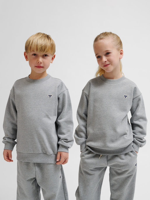 hmlJR LOOSE CREWNECK BEE, GREY MELANGE, model