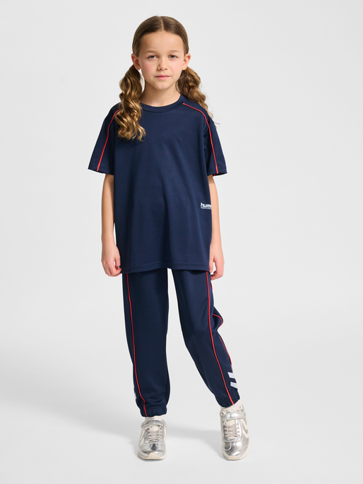 hmlJR T-SHIRT S/S, DRESS BLUES, model