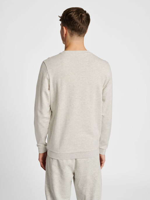 hmlLGC RYAN SWEATSHIRT, TOFU MELANGE, model