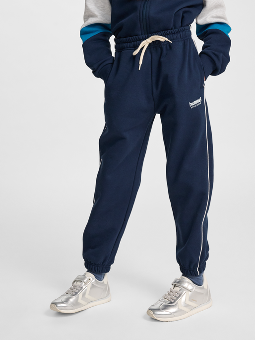 hmlJR LOOSE SWEATPANT PIPING, DRESS BLUES, model