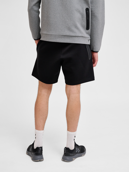 hmlTECH FLEECE SHORTS, BLACK, model