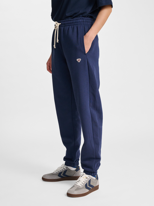 hmlREGULAR SWEATPANT BEE, DRESS BLUES, model