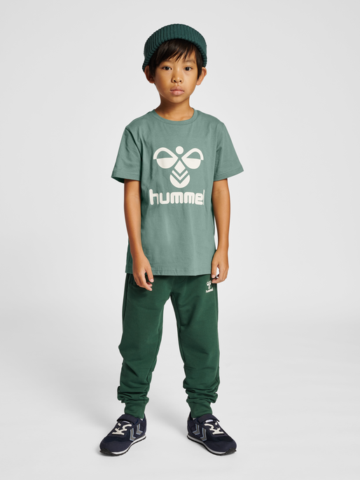 hmlON PANTS, PINENEEDLE, model