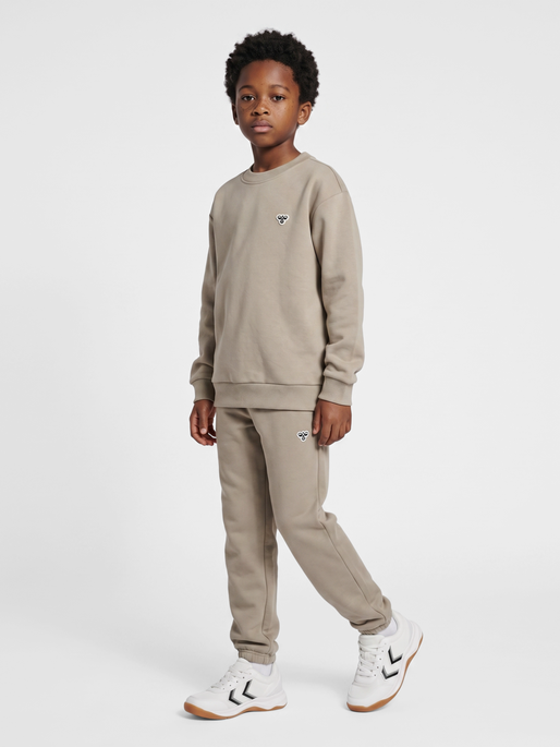 hmlJR LOOSE SWEATPANTS BEE, VINTAGE KHAKI, model