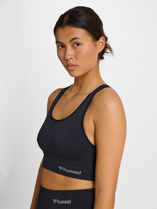 hmlTIF SEAMLESS SPORTS TOP, BLACK, model