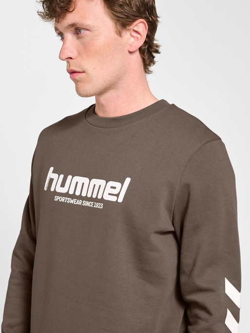 hmlLEGACY 2.0 SWEATSHIRT, DARK NIGHT, model