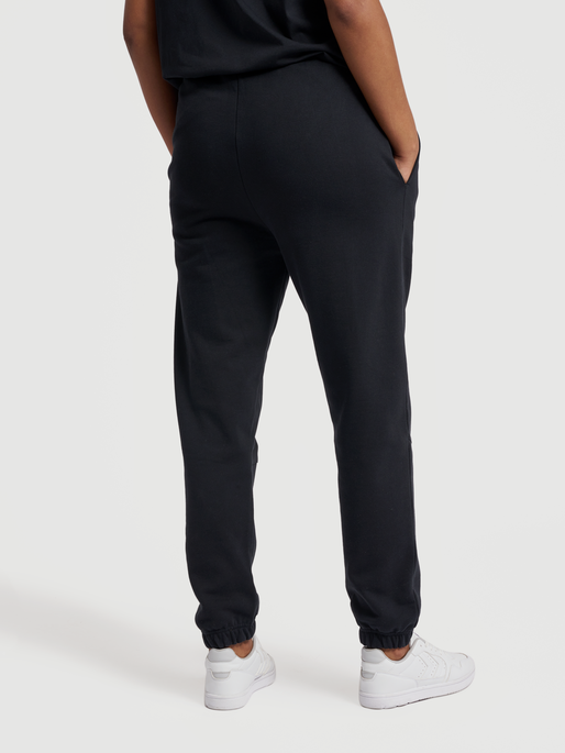 hmlHIVE WADE SWEATPANTS, BLACK, model