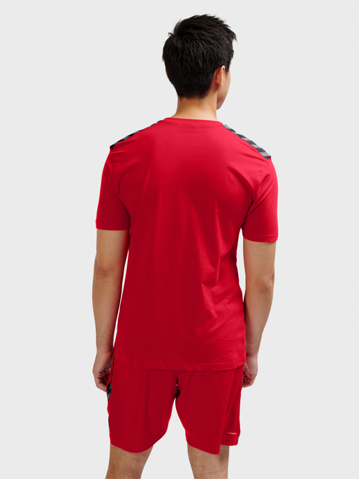 hmlAUTHENTIC CO T-SHIRT S/S, TRUE RED, model