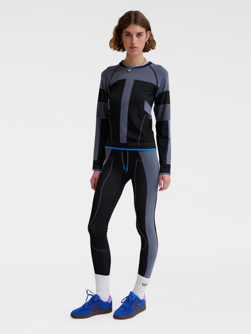 hmlSEAMLESS TEE LS, BLACK, model