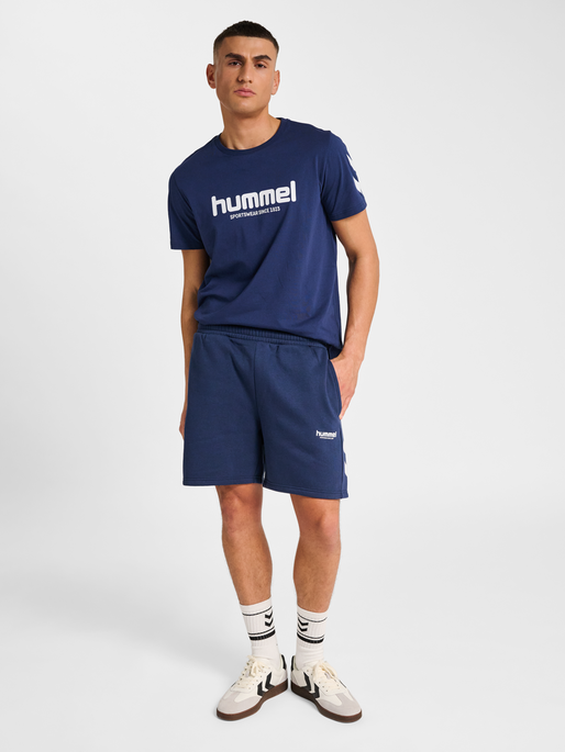hmlLEGACY 2.0 SHORTS, DRESS BLUES, model