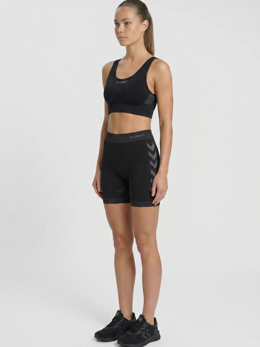 HUMMEL FIRST SEAMLESS BRA WOMAN, BLACK, model