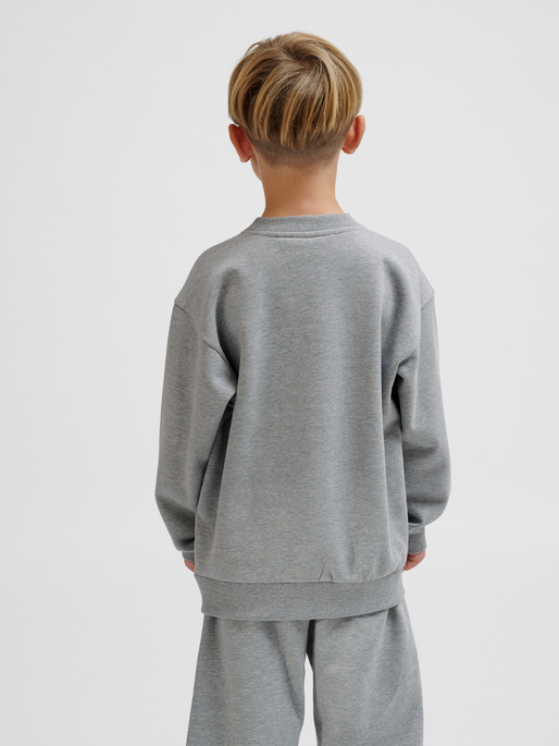 hmlJR LOOSE CREWNECK BEE, GREY MELANGE, model