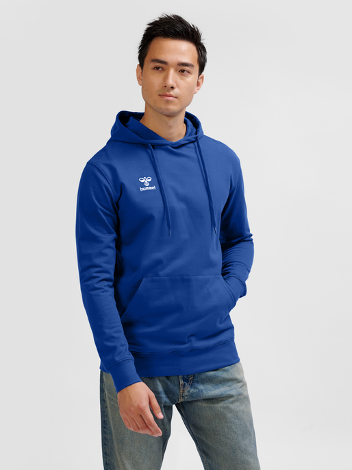 hmlGO 2.0 HOODIE, TRUE BLUE, model