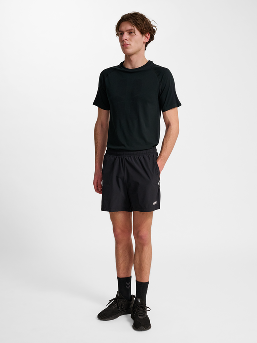 hmlPULSE SHORTS, BLACK, model