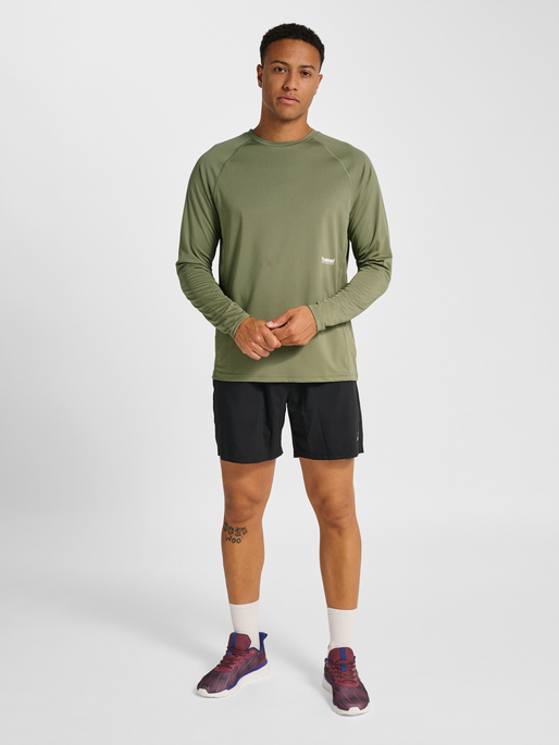 hmlPULSE WORKOUT T-SHIRT L/S, DEEP LICHEN GREEN, model