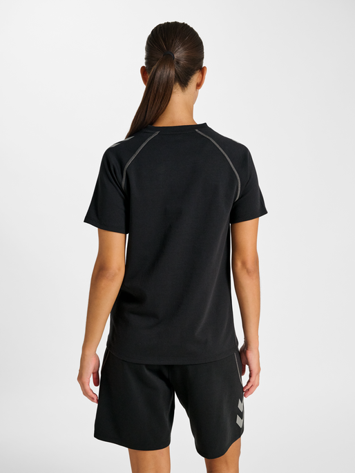 hmlMOVE 2.0 T-SHIRT S/S WOMAN, BLACK, model
