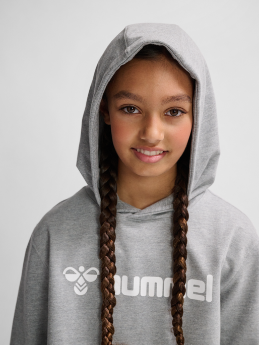 hmlGO 2.0 LOGO HOODIE KIDS, GREY MELANGE, model