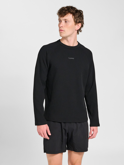 hmlMOMENTUM CREWNECK, BLACK, model