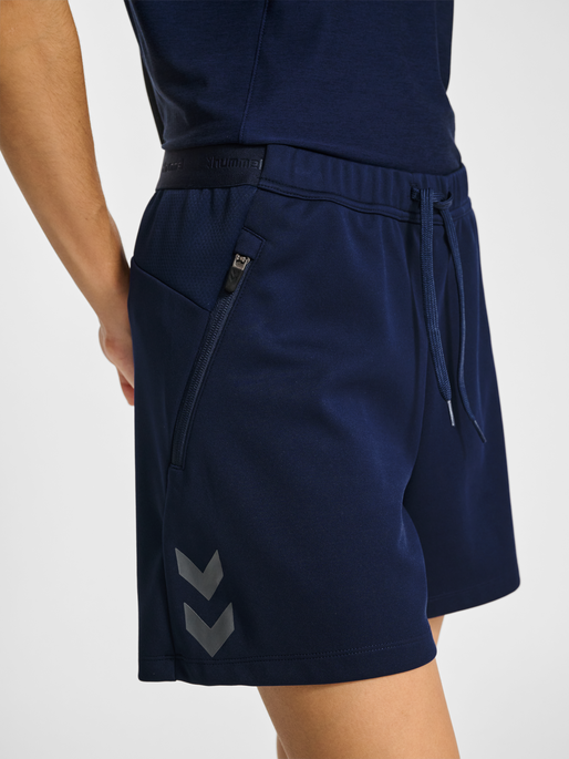 hmlCIMA 2.0 SHORTS WOMAN, MARINE, model