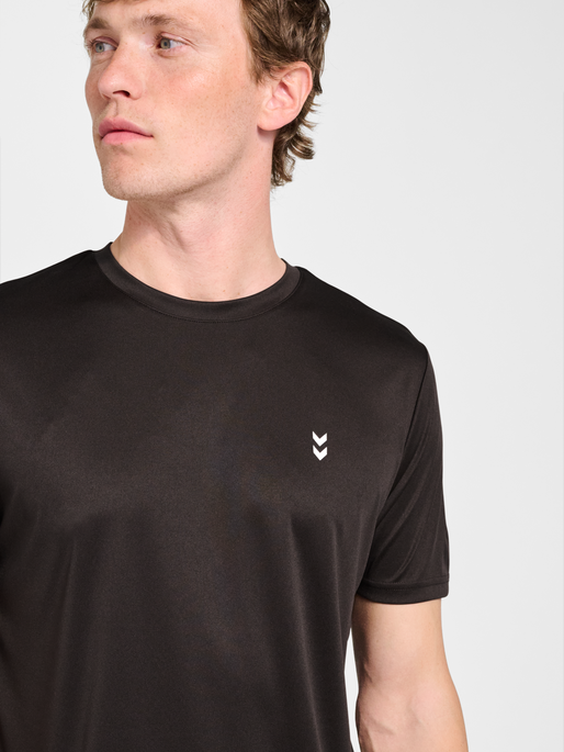 hmlPULSE TRAINING  T-SHIRT S/S, AFTER DARK, model