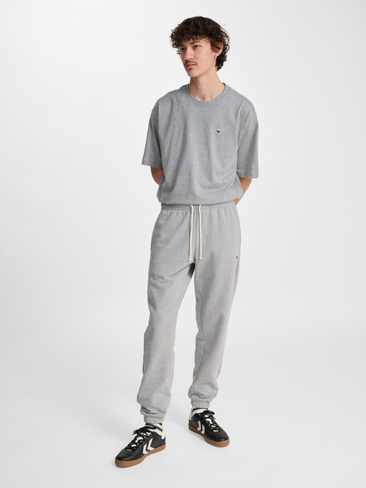 hmlREGULAR SWEATPANT BEE, GREY MELANGE, model