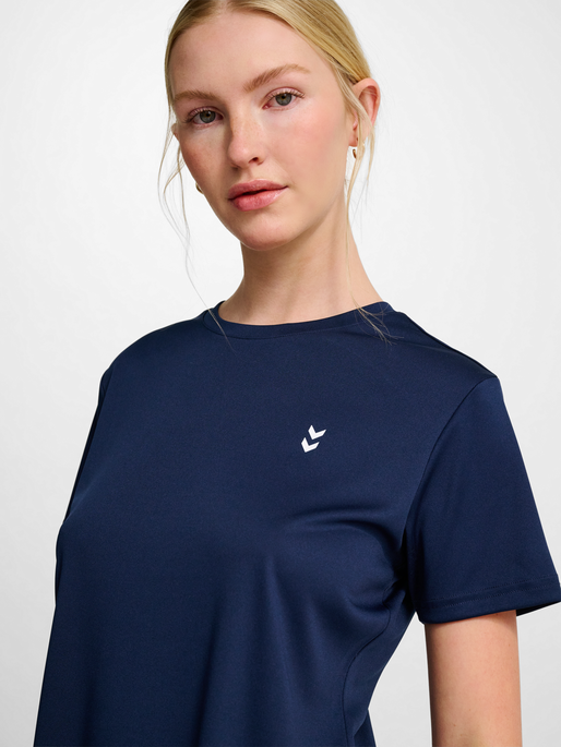 hmlPULSE TRAINING W T-SHIRT S/S, DRESS BLUES, model