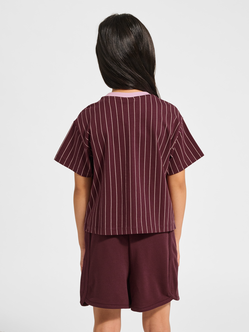 hmlJR BOXY AOP PIN T-SHIRT S/S, VINEYARD WINE, model