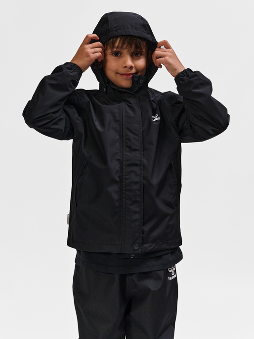 hmlNESSIE RAINSUIT, BLACK, model