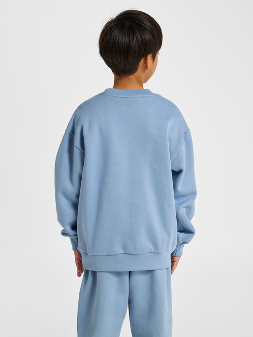 hmlJR LOOSE CREWNECK BEE, FADED DENIM, model
