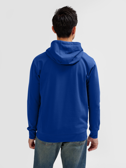 hmlGO 2.0 HOODIE, TRUE BLUE, model