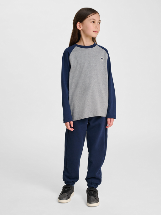 hmlJR RAGLAN LOOSE T-SHIRT L/S BEE, DRESS BLUES, model