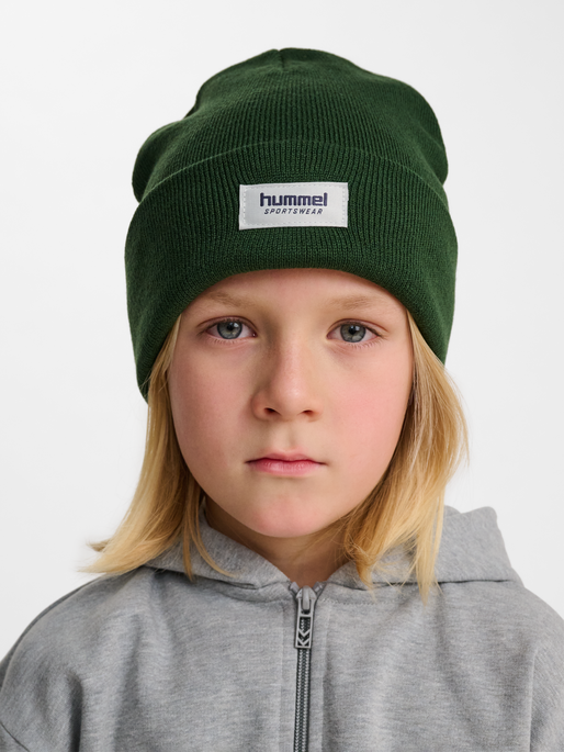 hmlJR KNIT BEANIE, DARK GREEN, model