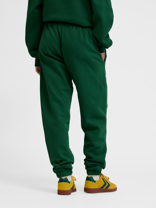 hmlLOOSE SWEATPANT BEE, EDEN, model