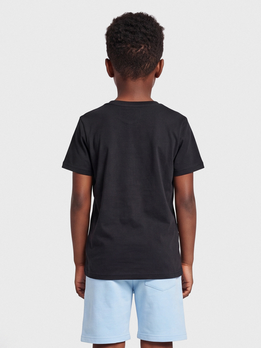 hmlTRES T-SHIRT S/S, BLACK, model