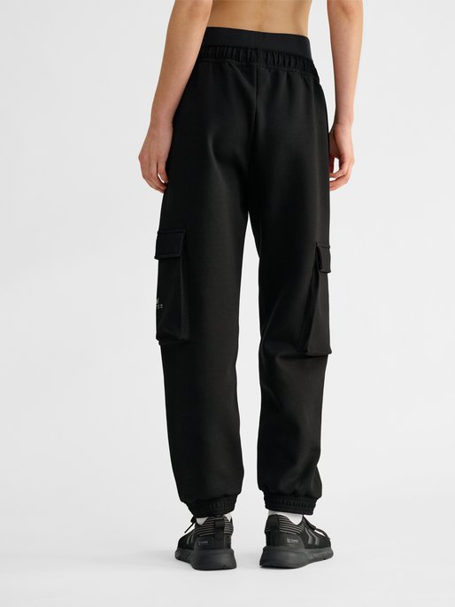 hmlTECH FLEECE LOOSE CARGO PANTS, BLACK, model