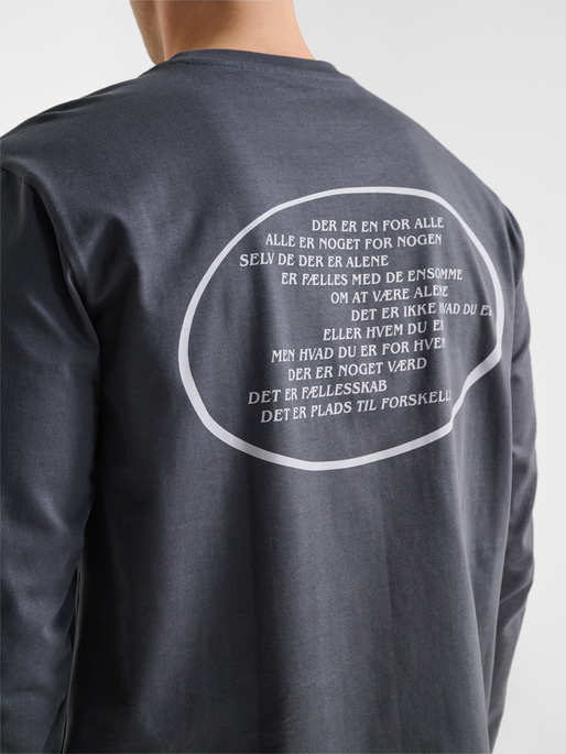 hmlPLADSTILFORSKELLE 25 T-SHIRT L/S, ASPHALT, model