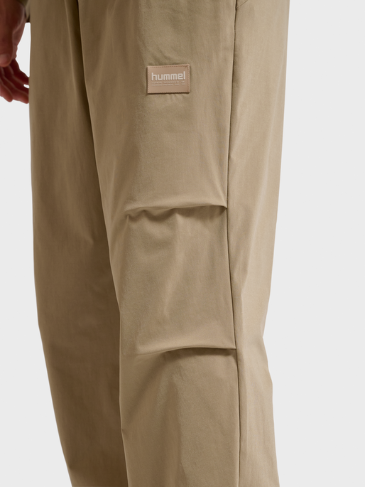 hmlSORONA REGULAR PANTS, CORNSTALK, model