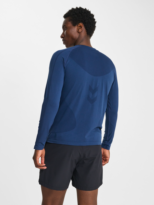 hmlHIIT SEAMLESS T-SHIRT L/S, DRESS BLUES, model