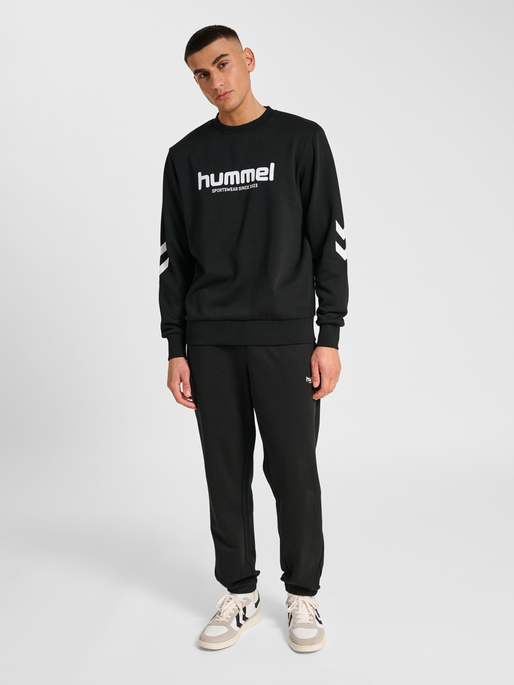 hmlLEGACY 2.0 SWEATSHIRT, BLACK, model