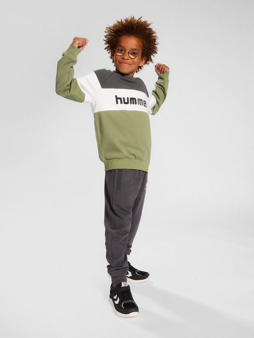 hmlCLAES SWEATSHIRT, 7400, model