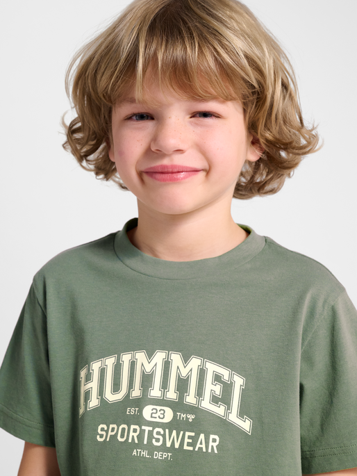 hmlJR REG GRAPHIC T-SHIRT S/S, LAUREL WREATH, model