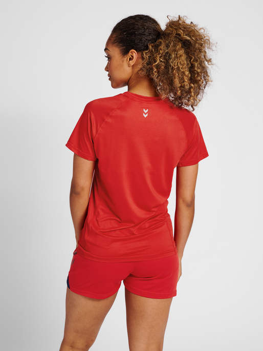 hmlGG12 TRAINING TEE WOMAN, AURA ORANGE, model
