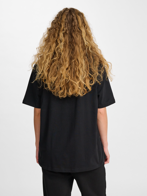 hmlLOOSE T-SHIRT BEE S/S, BLACK, model