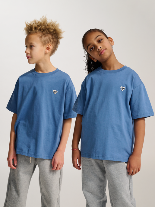 hmlJR LOOSE T-SHIRT S/S BEE, DUTCH BLUE, model